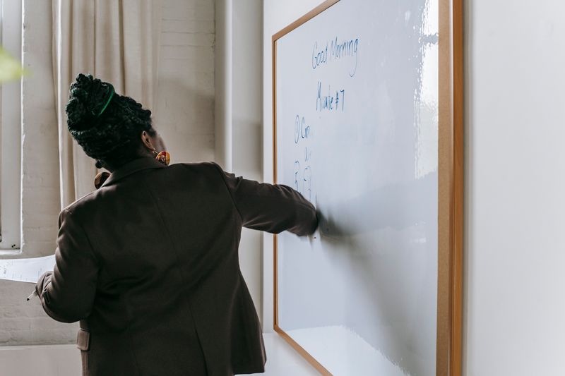 AI-powered personalized curriculum design system adapting learning pathways for individual students