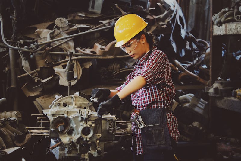 Digital twin simulation of a manufacturing plant running AI-optimised production scenarios