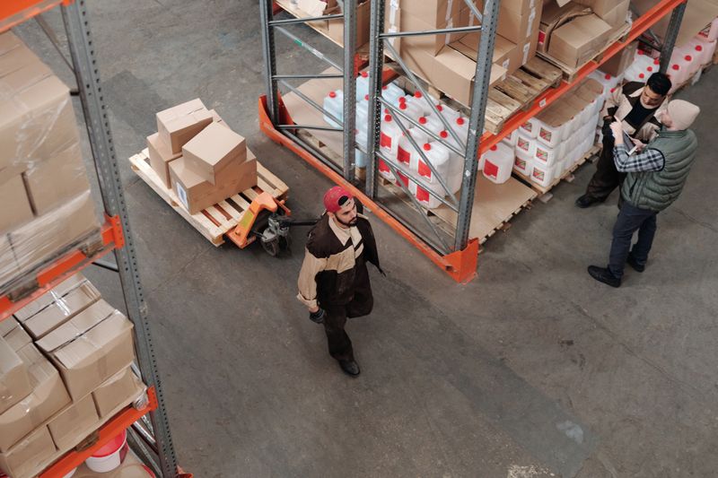 E-commerce fulfilment centre with automated logistics and AI-driven order processing